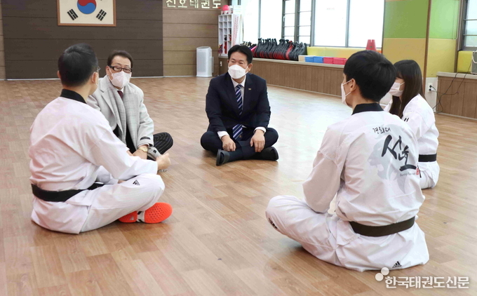 이동섭 국기원장이 경기도에 소재한 한 태권도장을 방문해 코로나19로 인해 태권도장 운영에 어려움을 겪고 있는 태권도 사범들을 만나 격려하고 있다.