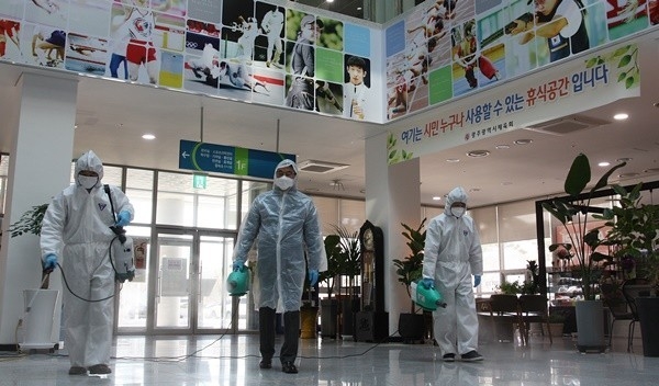 광주시체육회 회장과 임직원들이 광주시체육회관에서 코로나19 감염 확산방지를 위해 방역활동을 하고 있다. 출처:광주시체육회