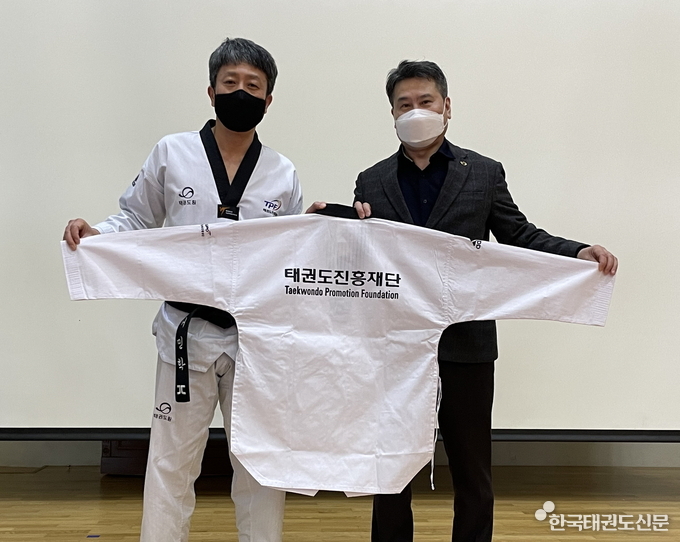 도사범 위촉(장소: 태권도원 도약센터 나래홀) ·우: 태권도진흥재단 김용 사업본부장 / 좌: 서민학 지도사범
