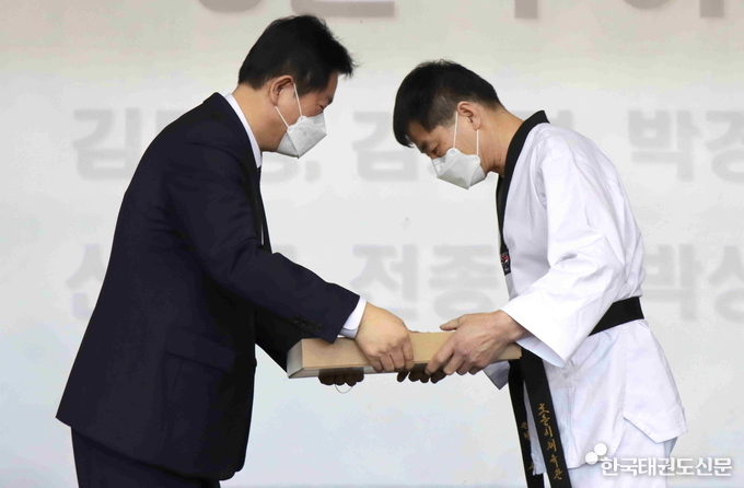이동섭 국기원장(왼쪽)이 수여식에 참석한 최고령 승단자인 박성수 9단 에게 단증을 수여하고 있다.