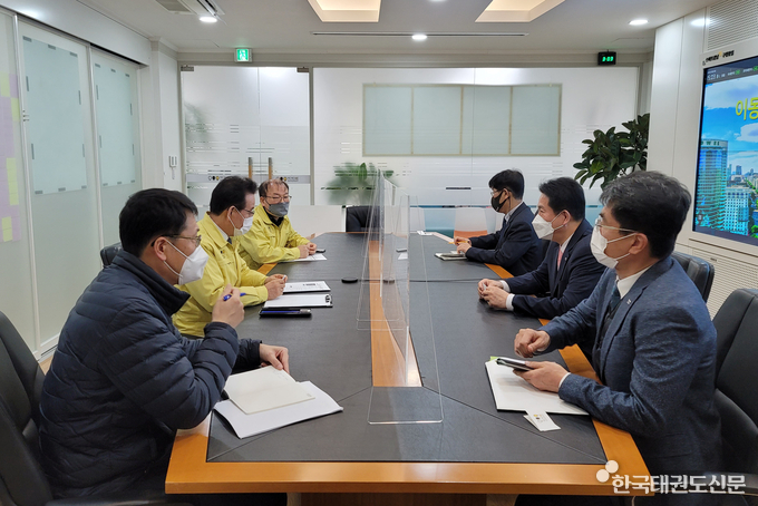이동섭 국기원장과 정순균 강남구청장 및 관계자들이 면담하고 있는 모습.