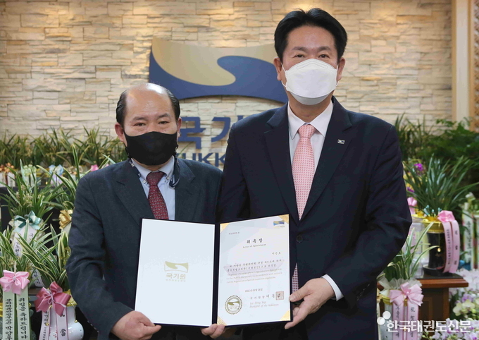국기원 홍보특별보좌관(부대변인)으로 위촉된 이승호 서울일보 편집국장(왼쪽)에게 이동섭 국기원장이 위촉장을 수여하고 기념촬영을 하고 있다.