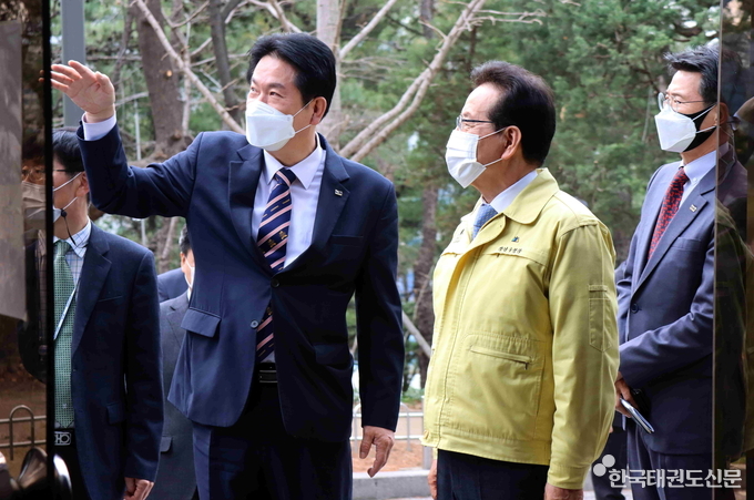 이동섭 국기원장이 명예단증 수여식을 마치고, 정순균 강남구청장과 함께 국기원 주위를 돌며, 노후화된 시설에 대해 설명하고 있다.