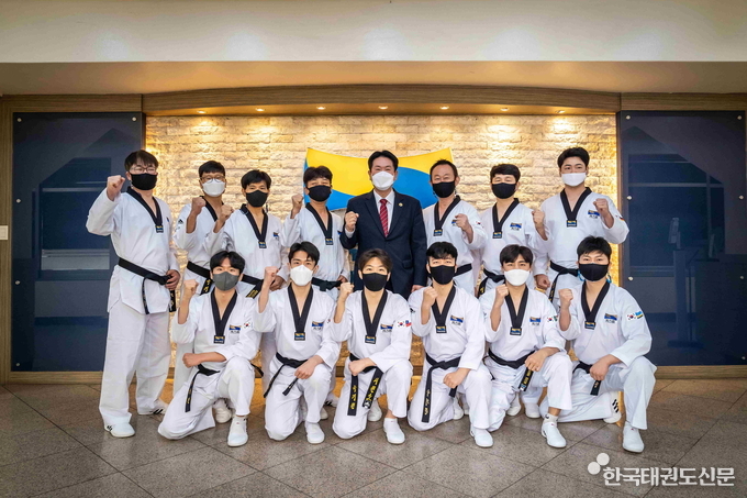 입문교육 마지막 날 이동섭 국기원장(가운데)과 해외 파견사범들이 기념촬영을 하고 있다.