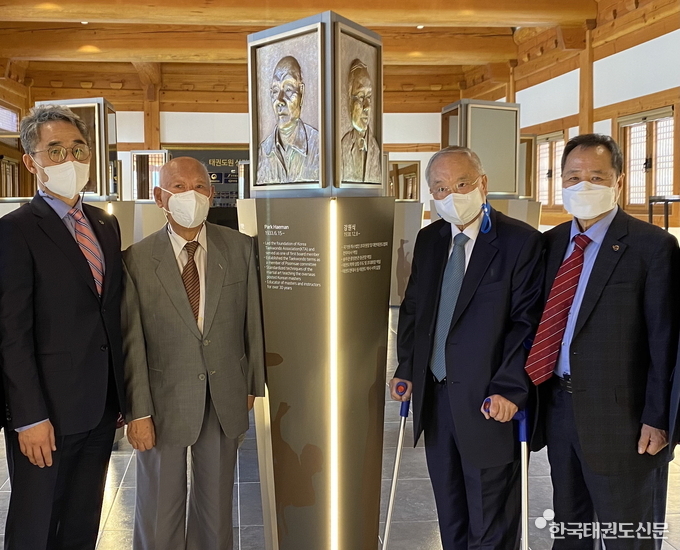 박해만·강원식 원로 동판(장소: 태권도를 빛낸 사람들 헌액공간)<br>
·좌측부터 정국현 태권도진흥재단 사무총장, 박해만 원로, 강원식 원로, 장용갑 태권도진흥재단 이사장 직무대행