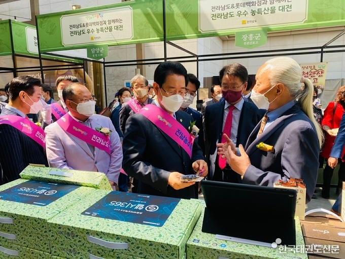 김영록 전남도지사에게 제품을 설명하고 있는 왕호 보삼바이오 홍보대사
