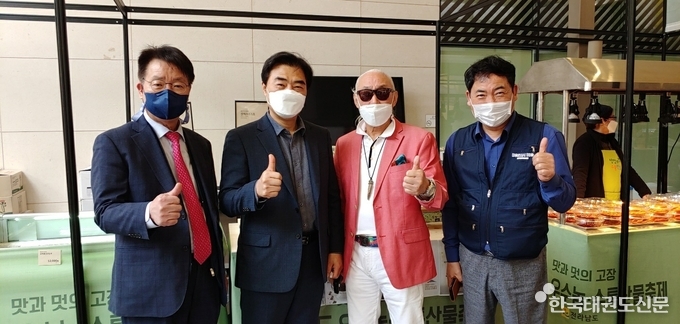 좌로부터 박진현 보삼바이오 이사, 남궁윤석 본지 대표, 왕호 보삼바이오 홍보대사, 이영일 보삼바이오 이사