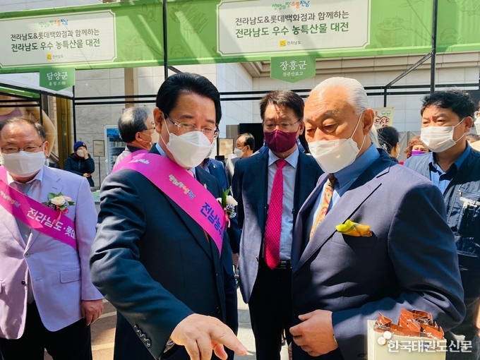 김영록 전남도지사와 보삼바이오 홍보대사 왕호가 각종 품목을 보고 있다.