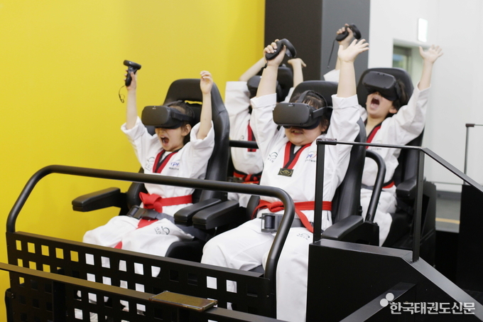 체험자들이 4종의 VR·AR 콘텐츠를 즐기고 있다(태권 모험)