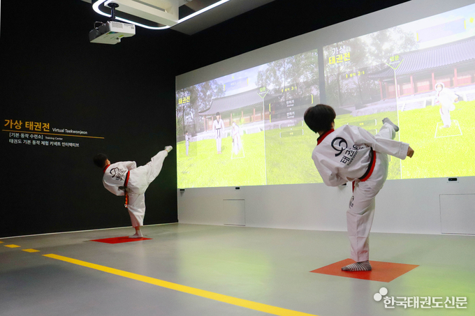 체험자들이 4종의 VR·AR 콘텐츠를 즐기고 있다(가상 태권전)