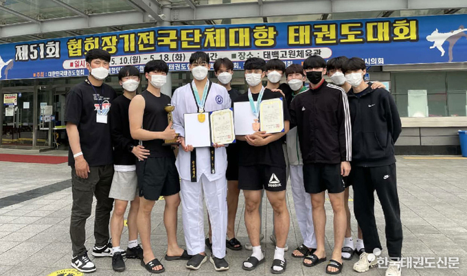 청주대학교 태권도부가 10~18일까지 강원도 태백 고원체육관에서 열린 제51회 협회장기 전국단체대항 태권도대회에서 금1, 동 1개를 획득하며 장려상을 수상했다.