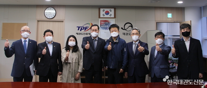 노사 협의회 및 결의문 서명/좌에서 4번째) 오응환 태권도진흥재단 이사장, 우에서 4번째) 노철수 근로자 대표