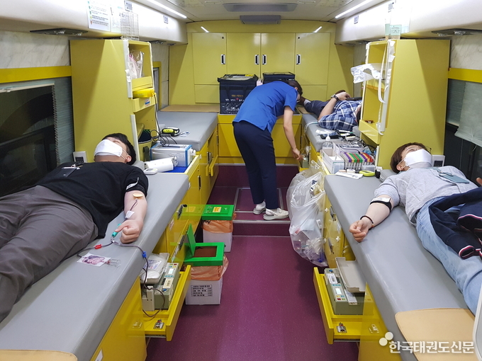 태권도진흥재단 직원들이 헌혈을 하고 있는 모습