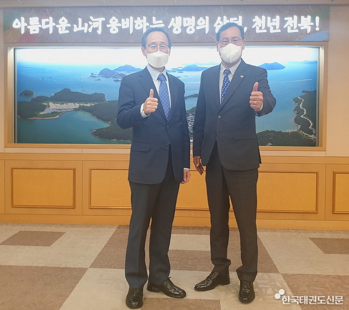 우측 오응환 태권도진흥재단 이사장, 좌측 송하진 전라북도지사