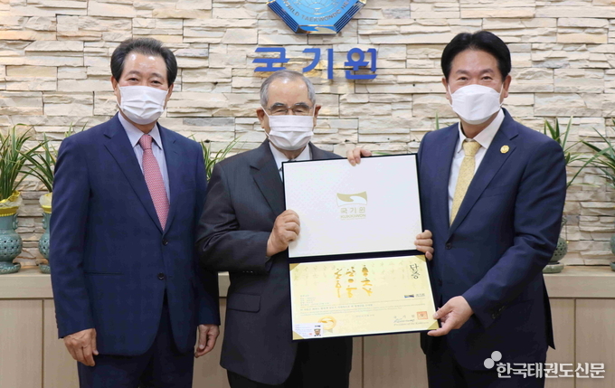 6월 3일(목) 오후 3시 국기원 이사장실에서 명예 8단증을 수여한 뒤 기념촬영을 하고 있다. 기념촬영은 전갑길 국기원 이사장(왼쪽), 이수성 전 국무총리(가운데), 이동섭 국기원장(오른쪽) 순이다.