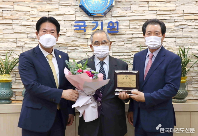 6월 3일(목) 오후 3시 국기원 이사장실에서 추대패를 수여하고 기념촬영을 하고 있다. 