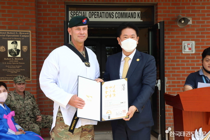 6월 8일(화) 오전 10시 30분 ’한국이름 작명식’에서 이동섭 국기원장(오른쪽)이 주한미특수전사령부 오토 K. 릴러(Otto K. Liller) 사령관에게 명예 5단증을 수여하고 기념촬영을 하고 있다.