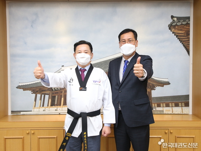 우측 오응환 태권도진흥재단 이사장, 좌측 송지용 전라북도의회 의장