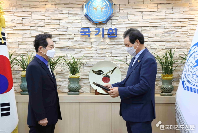 6월 16일(수) 오후 5시 30분 국기원 이사장실에서 전갈깁 국기원 이사장이(오른쪽) 정세균 명예이사장에게 추대패를 전달하고 있다.
