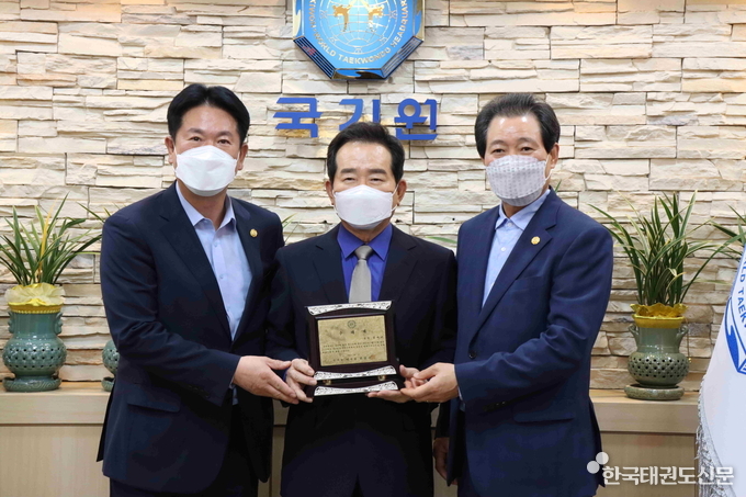 정세균 국기원 명예이사장(가운데)이 추대패를 받은 뒤 이동섭 국기원장(왼쪽), 전갑길 국기원 이사장(오른쪽)과 기념촬영을 하고 있다.