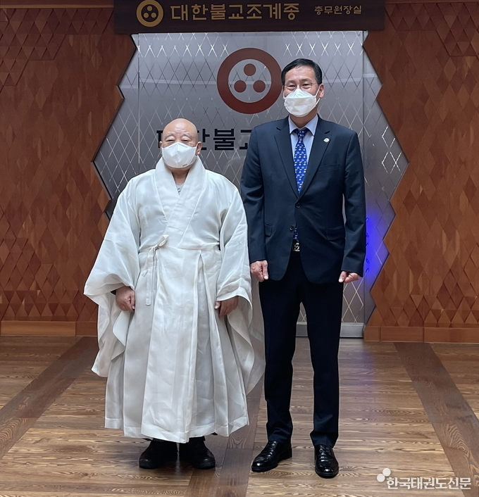 우측 오응환 태권도진흥재단 이사장, 좌측 조계종 총무원장 원행 스님