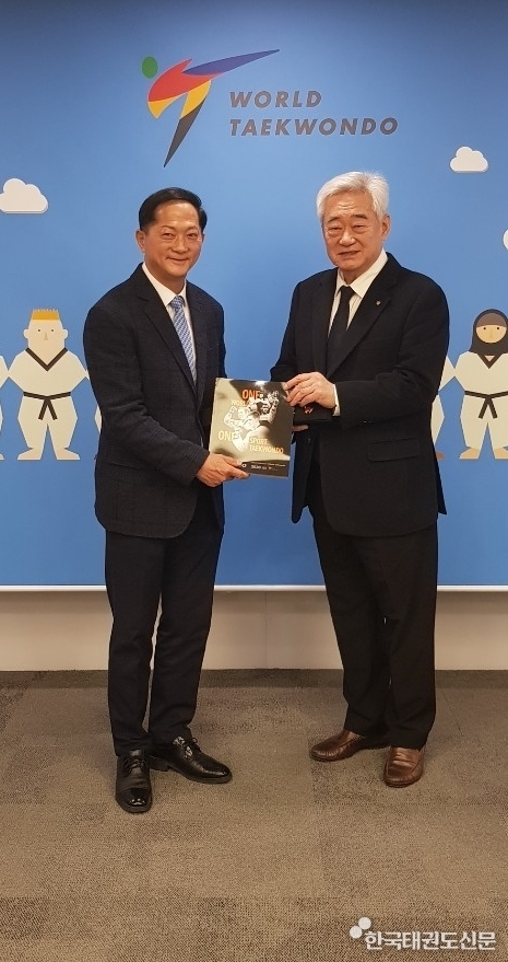 이재준 고양시장(왼쪽)과 조정원 세계태권도연맹 총재.