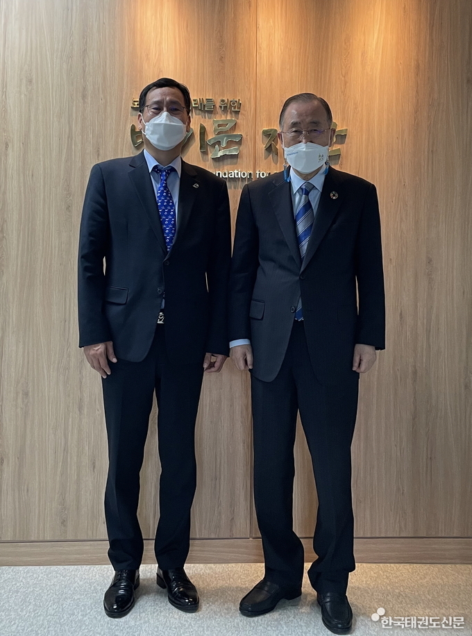 좌측 오응환 태권도진흥재단 이사장, 우측 반기문 전 유엔 사무총장