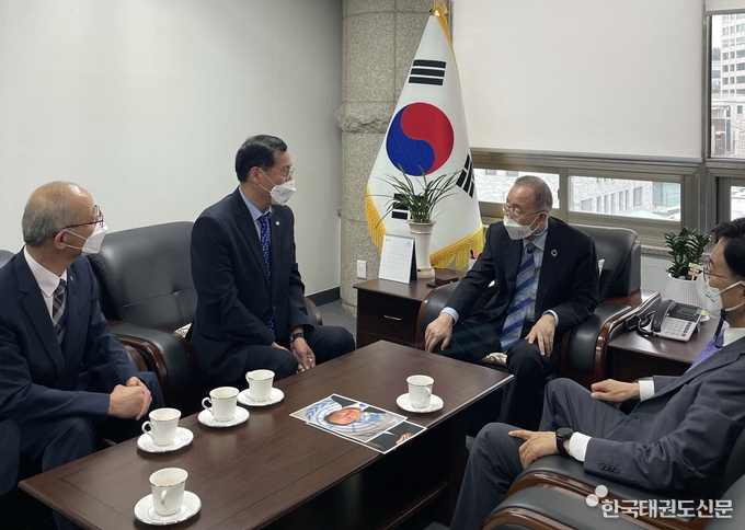 좌에서 두번재 오응환 태권도진흥재단 이사장, 우에서 두번째 반기문 전 유엔 사무총장