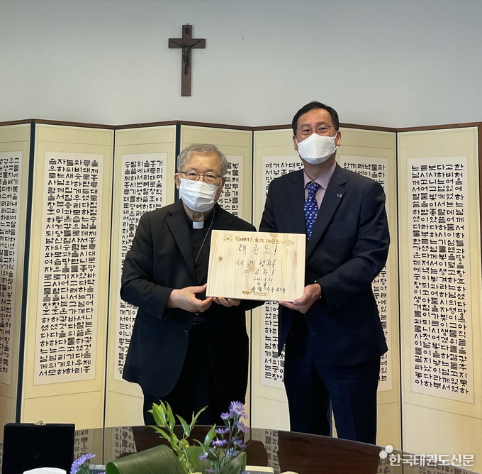 우측 오응환 태권도진흥재단 이사장, 좌측 염수정 추기경