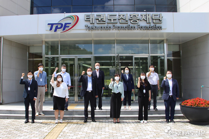 기념촬영(좌에서 3번째 오응환 이사장)