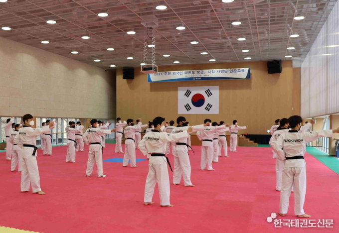 지난 4월 2일(금)과 3일(토) 양일간 태권도원(무주)에서 실시한 ‘2021 주한 외국인 태권도 보급 사업 사범단’ 입문교육 모습.