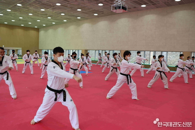 지난 4월 2일(금)과 3일(토) 양일간 태권도원(무주)에서 실시한 ‘2021 주한 외국인 태권도 보급 사업 사범단’ 입문교육 모습.