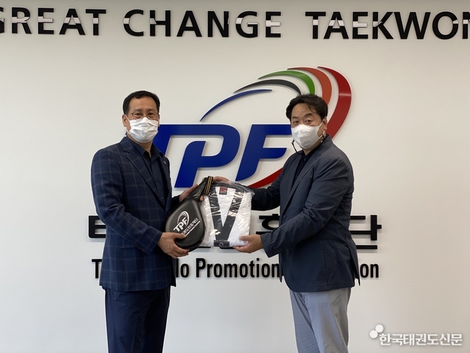 물품 전달(좌, 태권도진흥재단 오응환 이사장 / 우, 대한장애인태권도협회 김태갑 전무이사)