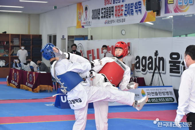 지난 14일 울산시태권도협회 전용 체육관에서 열린 제102회 전국체육대회 태권도 울산시 대표 최종 선발전 준결승전에서 울산스포츠과학고 임대원(오른쪽)이 신정고 신관민(왼쪽)에게 오른발 얼굴공격을 하고 있다.
