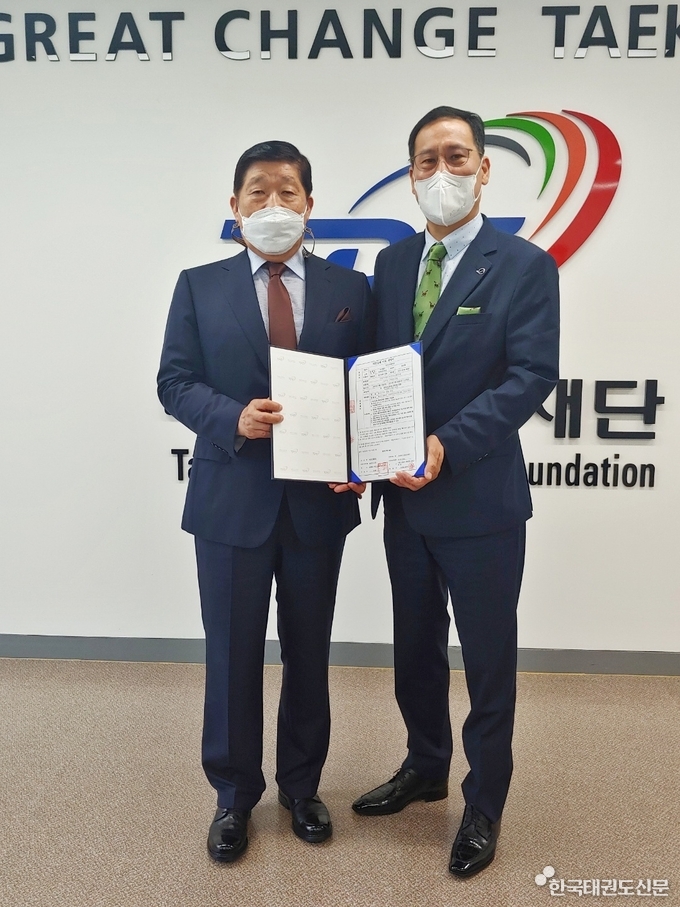 우측, 태권도진흥재단 오응환 이사장 / 좌측, 인터비즈투어 조욱환 회장