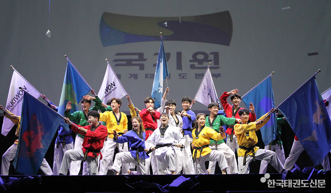 2020년 5월 코로나19로 고통을 겪고 있는 세계인에게 위로와 희망의 메시지를 전달하기 위해 온라인 공연을 펼친 국기원 태권도시범단.