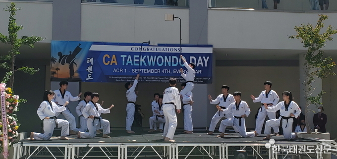지난 9월 4일(현지 시각) 미국 ‘캘리포니아주 태권도의 날(California Taekwondo Day)’ 기념행사에 참여한 국기원 태권도시범단의 축하시범 모습.