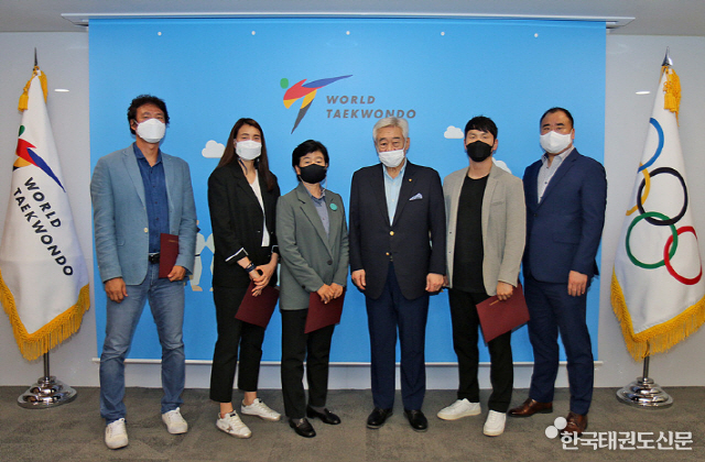 태권도 경기규칙개선위원회 위원으로 임명된 이동주 감독(오른쪽에서 두 번째)