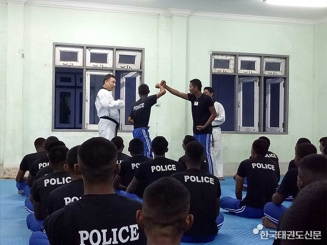 유웅조 국기원 해외 파견사범이 미얀마 경찰을 대상으로 태권도를 지도하고 있다.