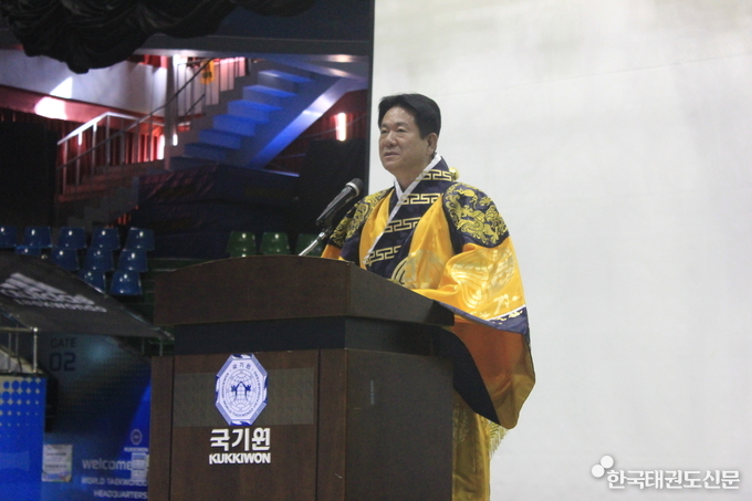 이동섭 국기원장이 인사말을 하고 있는 모습.