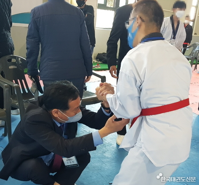 오응환 이사장이 제15회 스페셜올림픽코리아 전국하계대회 태권도 품새 경기장을 찾아 선수들을 응원하고 있다.<br>
(장소: 제주특별자치도 서귀포시 공천포전지훈련장)
