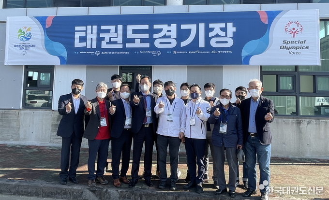 기념촬영(1열 좌측에서 4번째 오응환 이사장, 좌측에서 5번째 이용훈 스페셜올림픽코리아 회장)