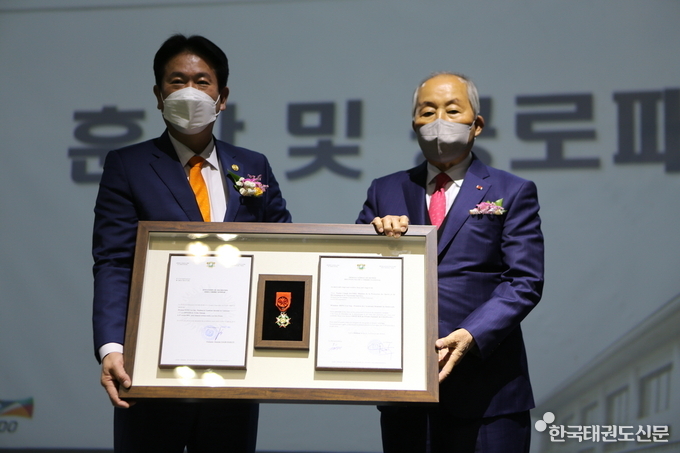 이동섭 국기원장이 태권도 보급에 대한 공로로 코트디부아르 알라산 와타라 대통령으로부터 훈장을 받았다. 사진은 코트디부아르 훈장 수여식 모습.