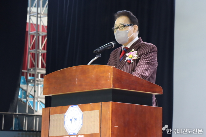 태권도 9단 대표로 김경덕 대한태권도협회 고문이 축사를 하고 있다.