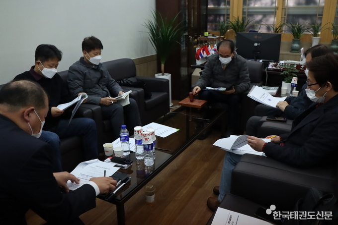 국기원 50년사 편찬위원회가 11월 26일(금) 오전 10시 국기원에서 상견례를 겸한 첫 회의를 개최, 편찬 방향, 집필(연구) 내용 등에 대해 논의하고 있다.