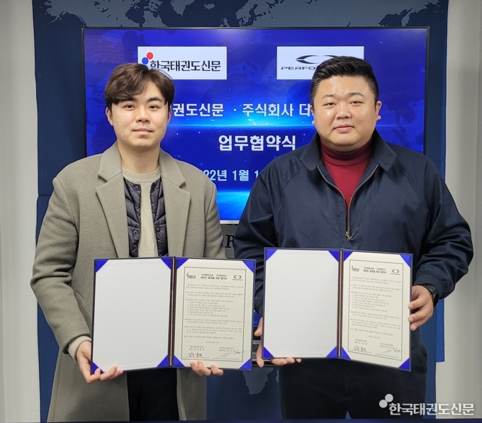 왼쪽 한국태권도신문 남궁준 기획팀장, 오른쪽 주식회사 더크레지티브 한지원 대표