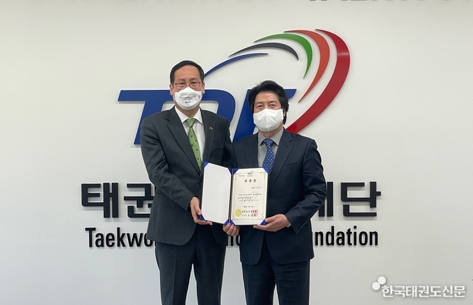 기념촬영(좌, 오응환 이사장 / 우, 민상기 위원장)
