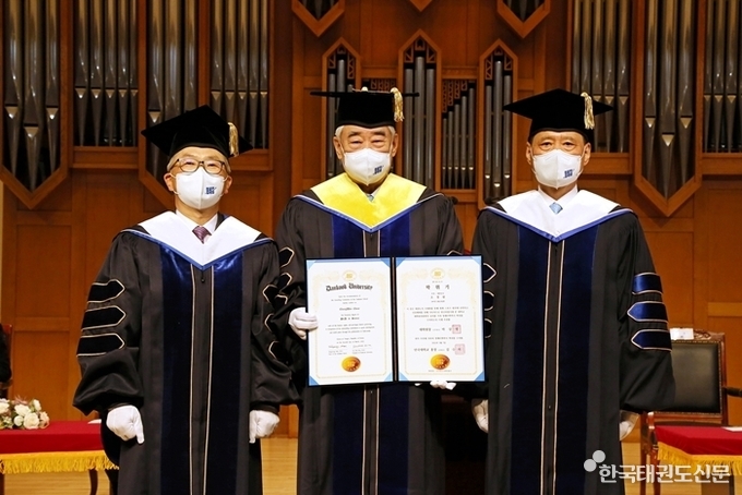 명예박사학위 기념촬영(왼쪽부터 마상영 대학원장, 조정원 총재, 김수복 총장)