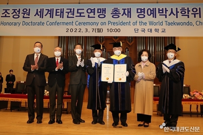 명예박사학위 기념촬영(왼쪽부터 유병진 명지대 총장, 김종량 한양학원 이사장, 장호성 이사장, 김수복 총장, 조정원 총재, 이유경 여사, 마상영 대학원장)
