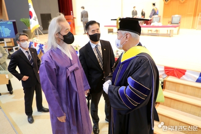 국기원 강신철 대사부(왼쪽) 와 조정원 총재(오른쪽)가 대화를 나누고 있다.
